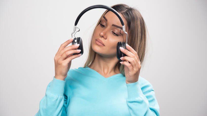 Bluetooth headphones, wireless headphones, brain safety, Bluetooth radiation, health risks, non-ionizing radiation, EMF, earphones, wireless devices, sound quality, hearing loss, health concerns, Bluetooth technology, cancer risk, wireless earphones, safe listening, hearing protection, technology, radiation exposure, earphone safety, sound devices