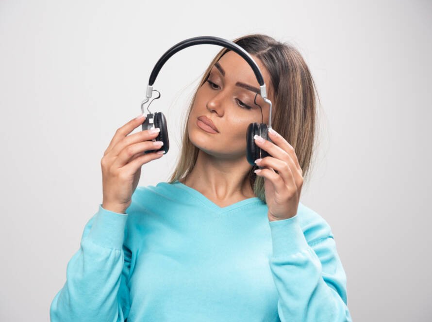 Bluetooth headphones, wireless headphones, brain safety, Bluetooth radiation, health risks, non-ionizing radiation, EMF, earphones, wireless devices, sound quality, hearing loss, health concerns, Bluetooth technology, cancer risk, wireless earphones, safe listening, hearing protection, technology, radiation exposure, earphone safety, sound devices